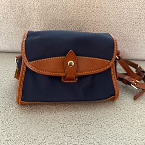DOONEY & BOURKE WAYFARER FLAP CROSSBODY HANDBAG Navy Blue/Saddle Tan MSRP $188